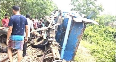 রেল ক্রসিংয়ে গেট না ফেলায় ফেনীতে প্রাণ গেল ২ জনের